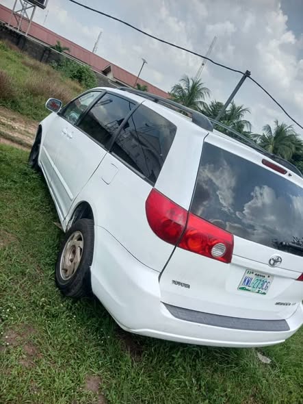 A picture of Toyota Sienna 05