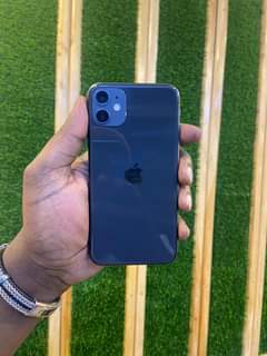 A picture of iPhone 11 plain Gb128 double line black Bh100