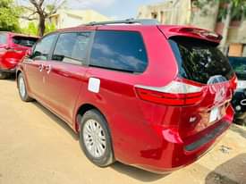 A picture of Direct Belgium Toyota sienna 2016 model full option XLE keyless