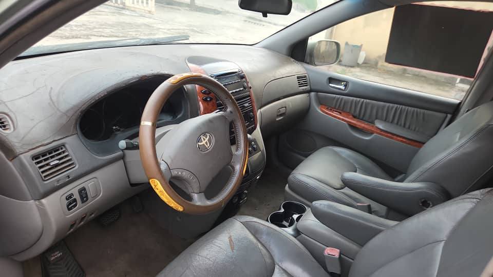 A picture of Super distress sale 2008 Toyota Sienna going for just 3.6m.Everything