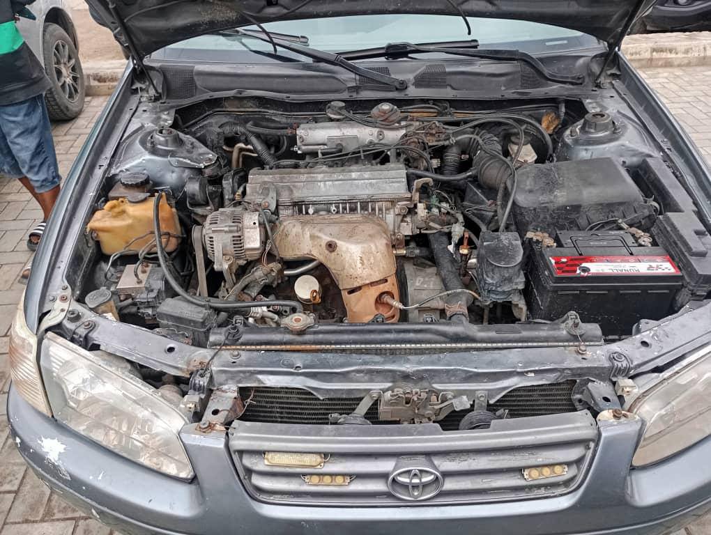 A picture of Dealer buy Toyota Camry drop light Engine Gear AC NEED