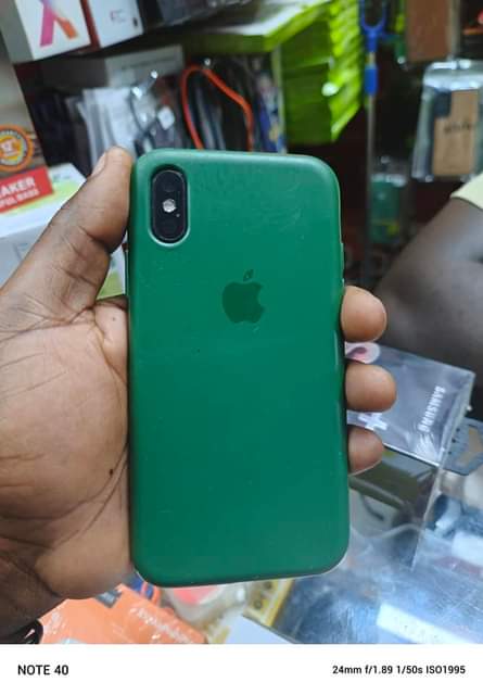 A picture of I phone Xs officiaL