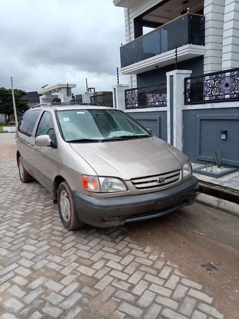 A picture of Toyota siena 02 model