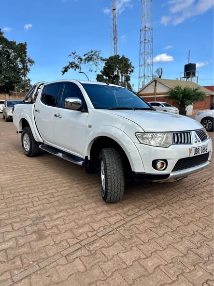 A picture of Mitsubishi Spotero 2012
