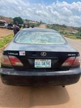 A picture of Lexus Es 300 first body pan is available with good