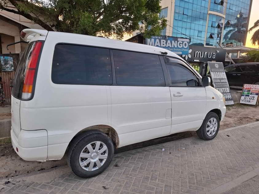 A picture of Toyota Noah Sr50 nzuri mno nauza milion 9 5 Tu