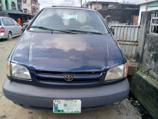 A picture of Toyota Sienna 02 03