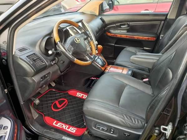 A picture of Highest grade Lexus RX 330 06 model Everything is intact