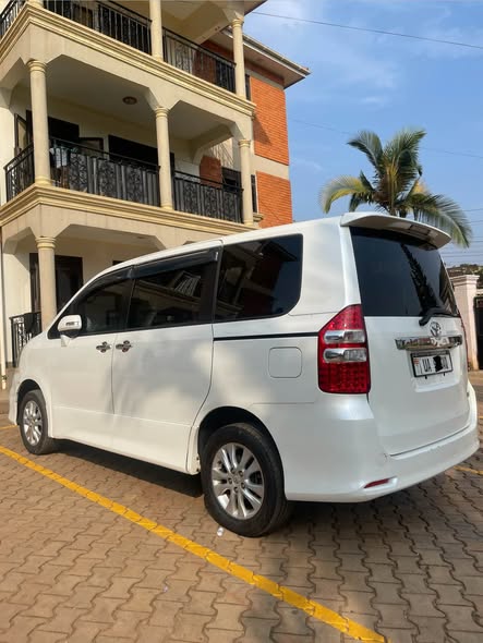 A picture of Toyota Noah 2012 New Registered