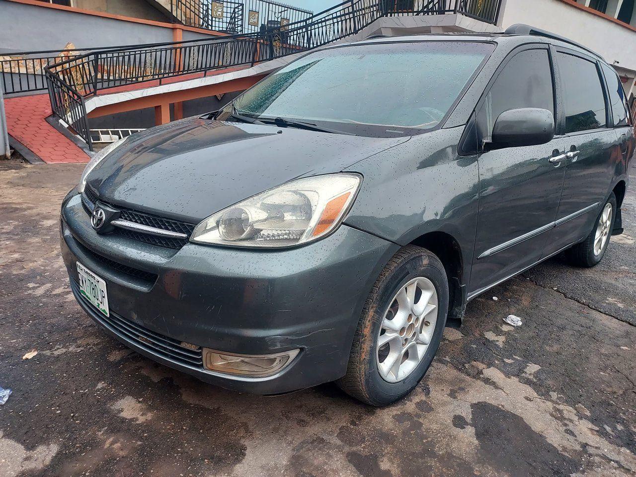 A picture of Toyota sienna 05
