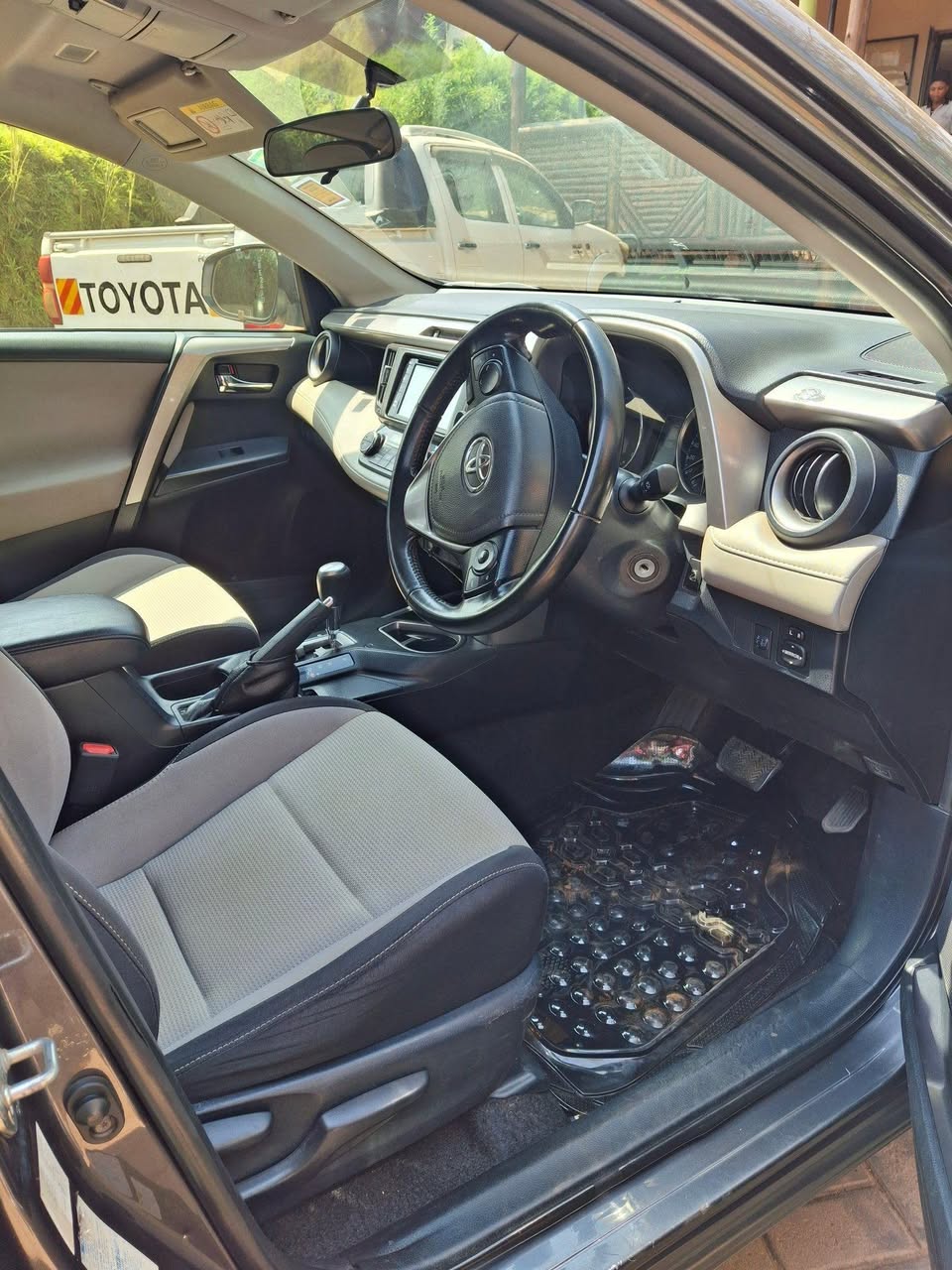 A picture of Rav4 2018 at 100m 0759700430