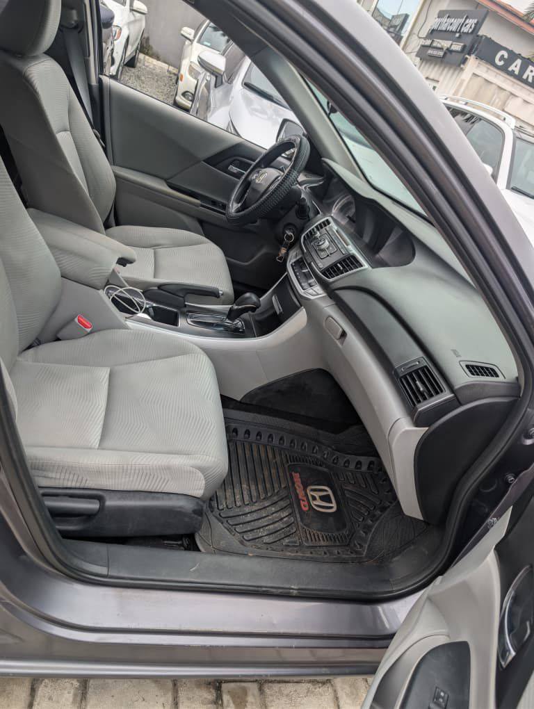 A picture of 2005 Honda Accord 4plugs