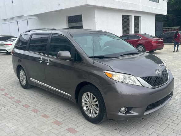 A picture of Foreign used sienna 2014 xle 09113007360