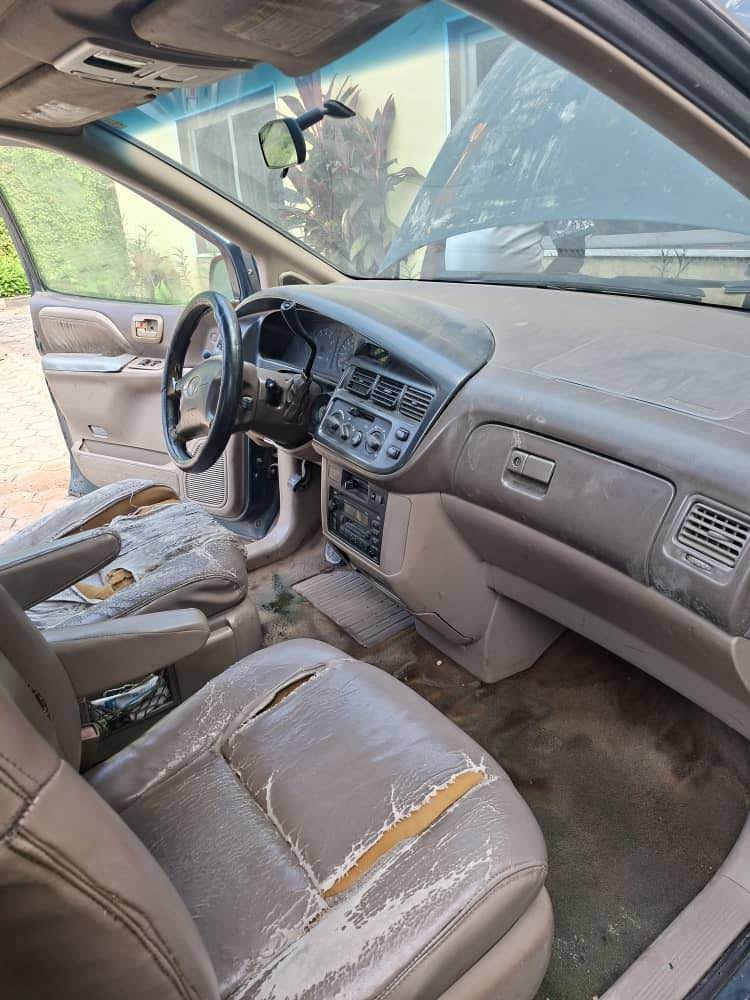A picture of Toyota sienna 2000 2 1m