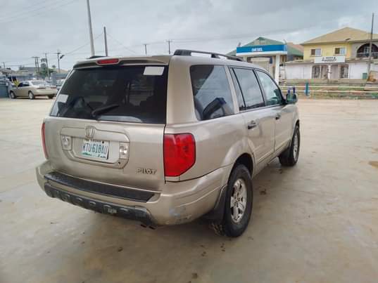 A picture of Honda pilot 2004