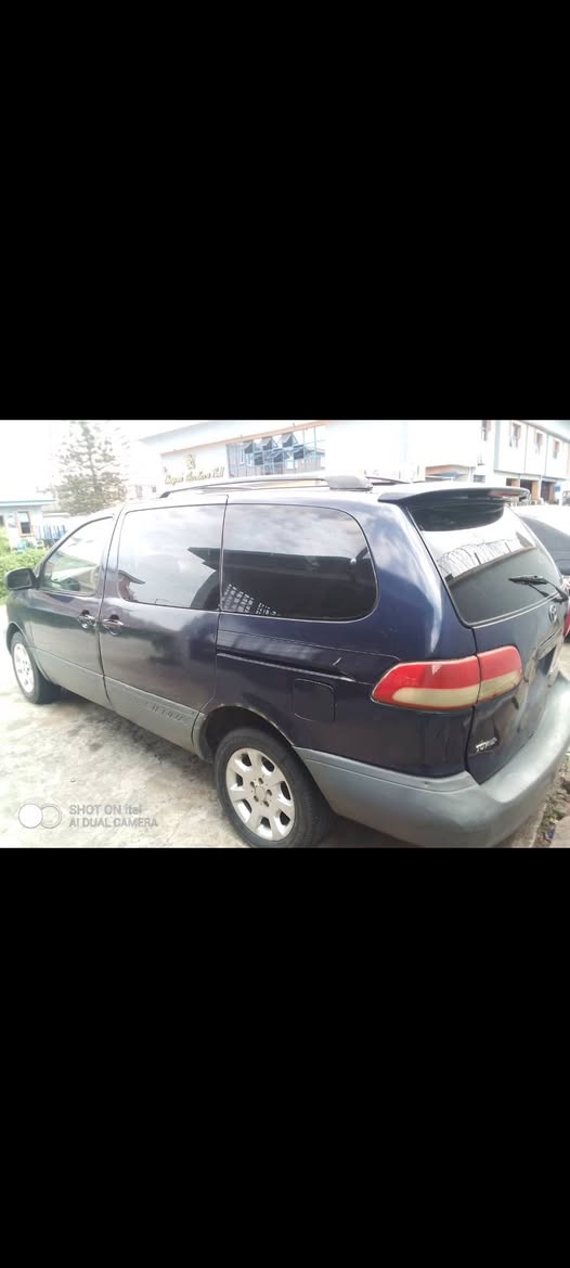 A picture of TOYOTA SIENNA 2000
