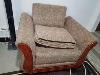 A picture of Sofa La wawili1 na La mmoja1 Njoo na Offer Location