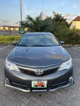A picture of 2013 model Toyota Camry SE Neatly flashed on Firstbody