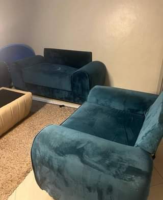 A picture of 5 seaters sofa