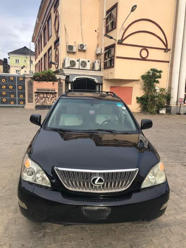 A picture of Registered Lexus Rx 330 05 Perfect condition percent guarantee nothing