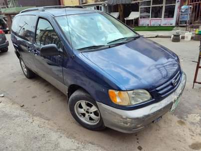 A picture of 2002 Toyota sienna