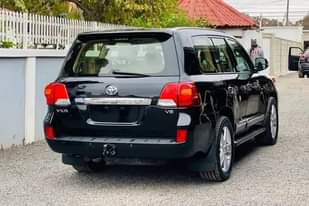 A picture of TOYOTA LANDCRUISER VXR V8