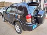 A picture of Toyota RAV4 anne 2004 bote manuelle climatisation d origine pentures