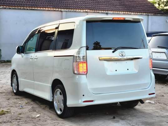 A picture of Toyota noah 2008