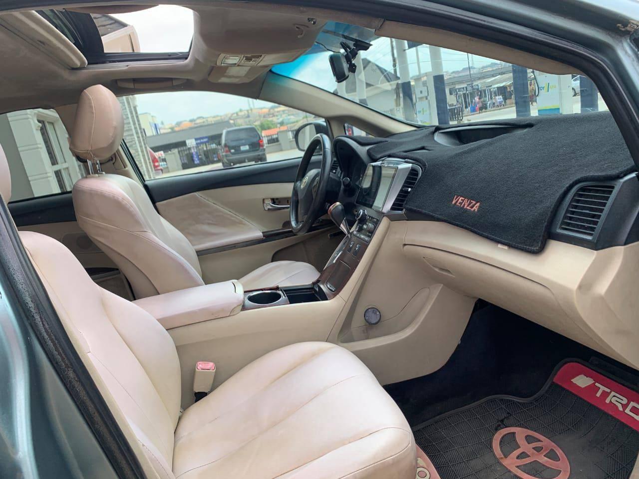 A picture of Toyota venza 2010 XLE 4 plug