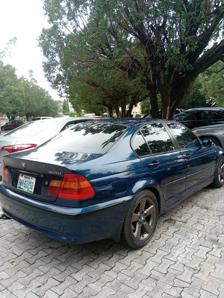 A picture of BMW 325i