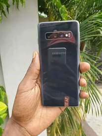 A picture of Samsung s10 plain