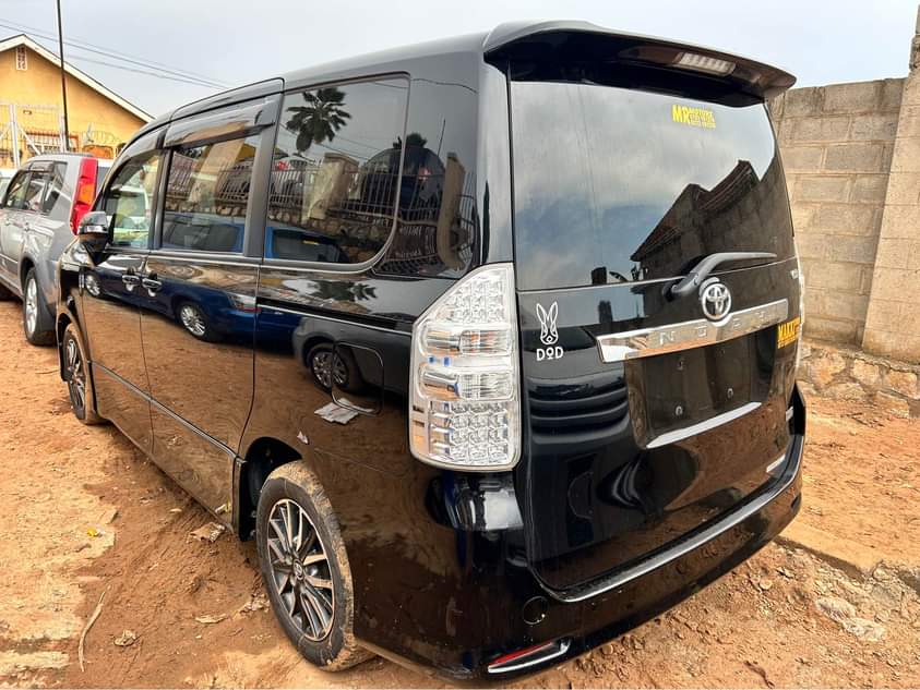 A picture of  38M Toyota Noah model 2010 0705176582.