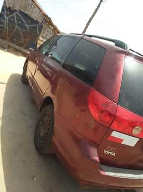 A picture of Clean 2006 Toyota sienna buy painted to ur teast everything