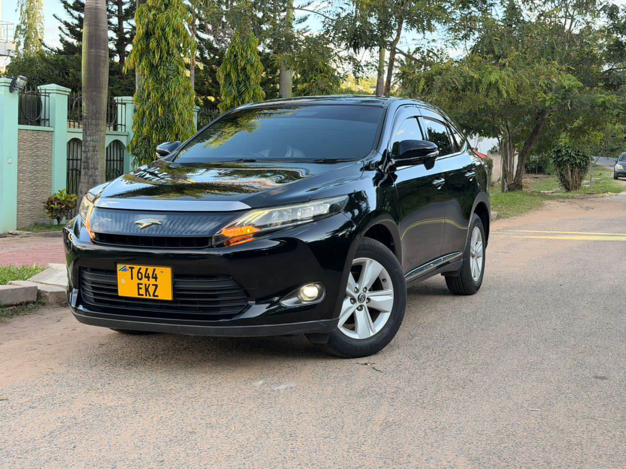 A picture of Toyota HARRIER ANACONDA