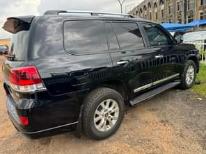 A picture of 2018 V6 Toyota Land Cruiser V6 GXR foreign almost Brand
