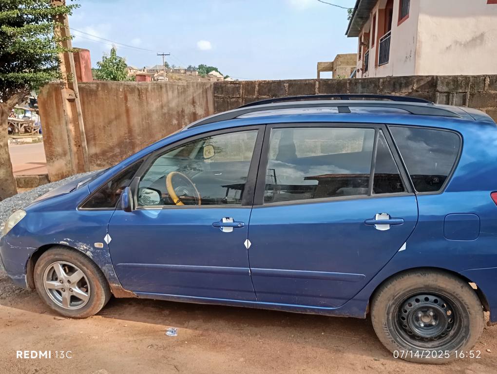 A picture of Corolla verso 2004