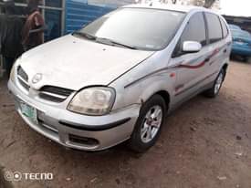 A picture of Nissan Tino manual drive first body