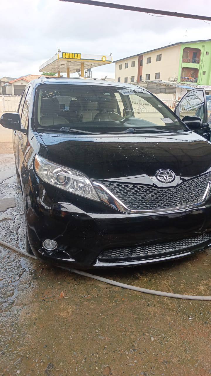 A picture of Toyota sienna