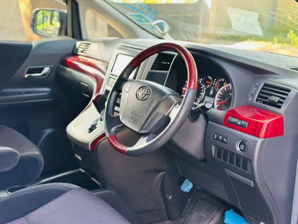 A picture of TOYOTA VELFIRE