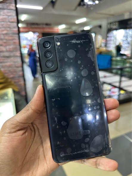 A picture of Samsung S21plus with slight crack at 400k call on 0753430863