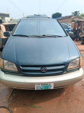 A picture of TOYOTA SIANNA 1999 model with tokumbo engine gear is perfect