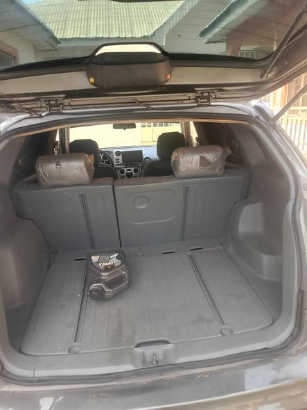 A picture of very clean Toyota matrix 06 everything working perfectly location Ilorin