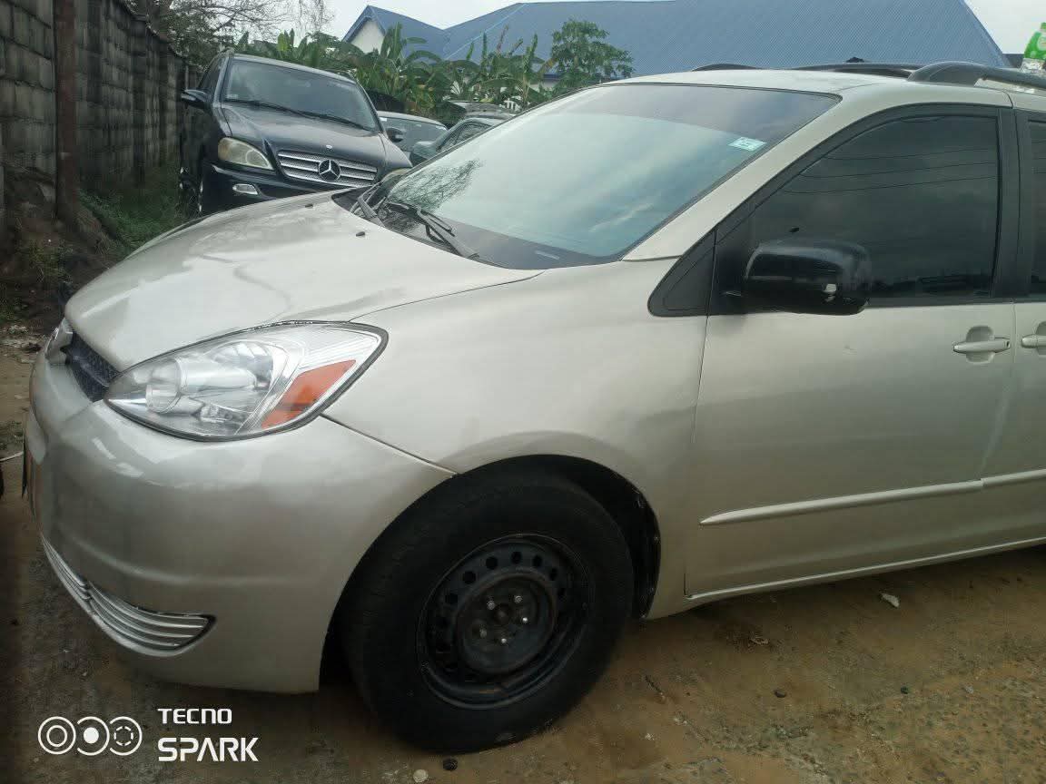 A picture of Toyota sienna 2005