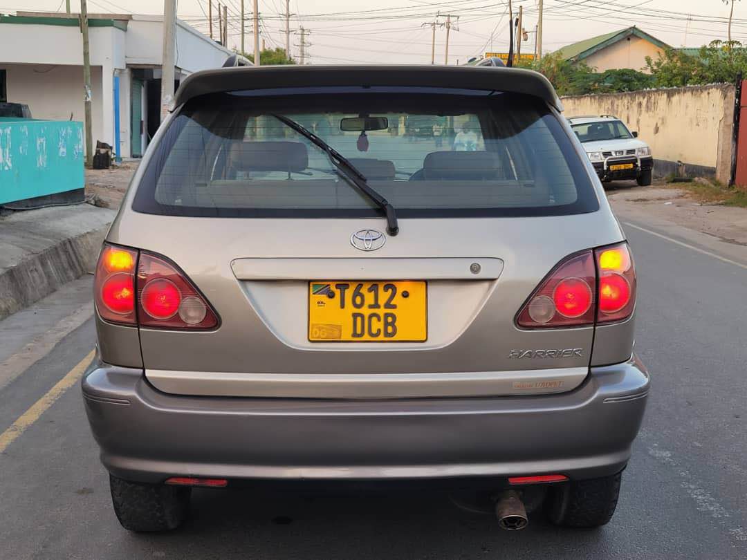 A picture of TOYOTA HARRIER OLD FOR SALE DCB PRICE MIL 14 5