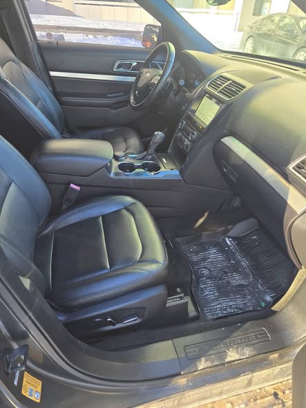 A picture of Ford explorer 2017 tokubo