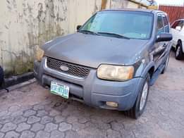 A picture of Ford escape xlt First body Engine good Gear selective Interior