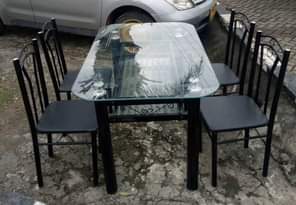 A picture of Dinning table kaliii Sana. Bei. 265000 location mabibo piga 0789371473