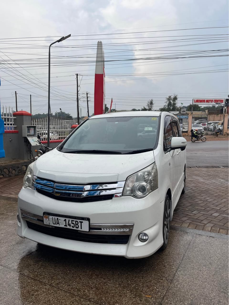 A picture of Toyota Noah 2012 model