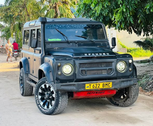 A picture of DEFENDER 0714058883