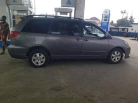 A picture of DISTRESS SALE OF TOYOTA SIENNA 2005 MODEL Engine is percent
